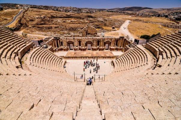 نقره لتكبير أو تصغير الصورة ونقرتين لعرض الصورة في صفحة مستقلة بحجمها الطبيعي